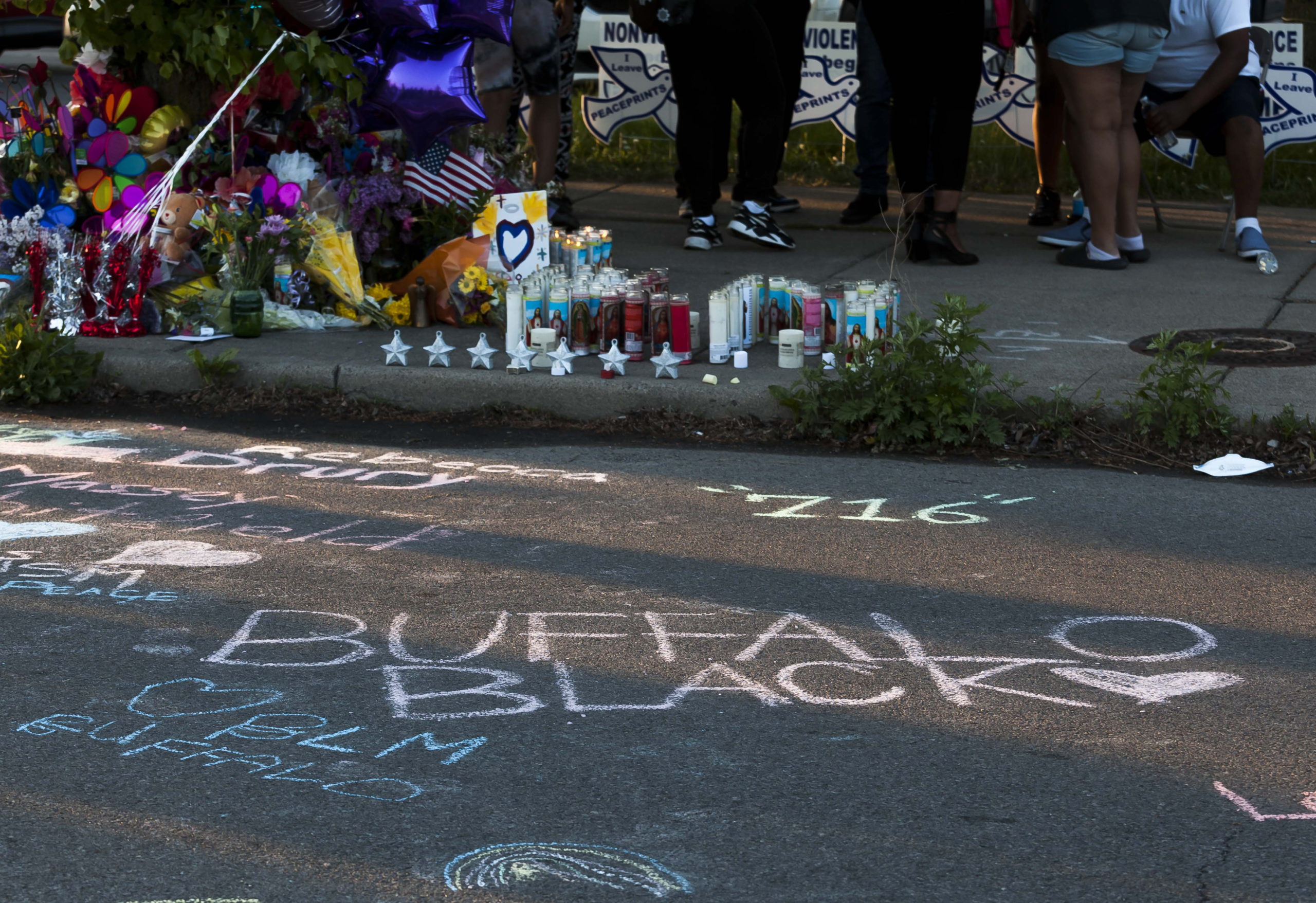Memorial à Buffalo après l'attentat qui a fait 10 victimes noires le 14 mai dernier.
