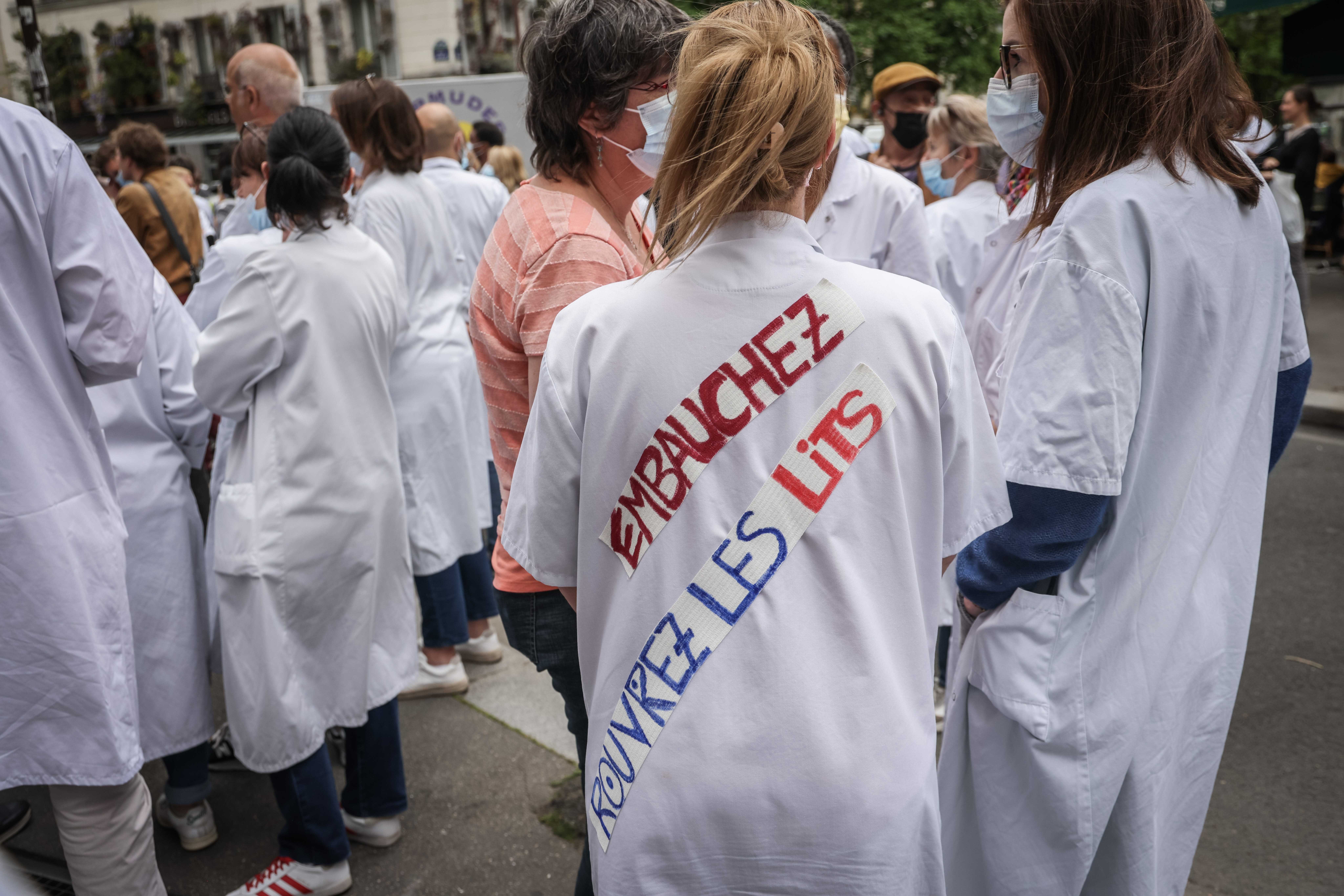 Paris, le 19 mai 2017 - Manifestation du personnel médical, médecins et infirmières devant l'hôpital Saint Louis.